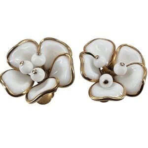 Vintage Crown Trifari White Poured Glass Floral Clip Earrings Alfred Philippe